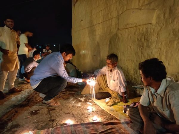 मात्र आपल्या आसपास असाही एक वर्ग आहे जो या प्रवाहातून बाहेर सारला गेलाय भरपूर गरीब, वृद्ध, अपंग, निराधार, असतात मात्र आपल्या आसपास असाही एक वर्ग आहे जो या प्रवाहातून बाहेर सारला गेलाय भरपूर गरीब, वृद्ध, अपंग, निराधार, असतात