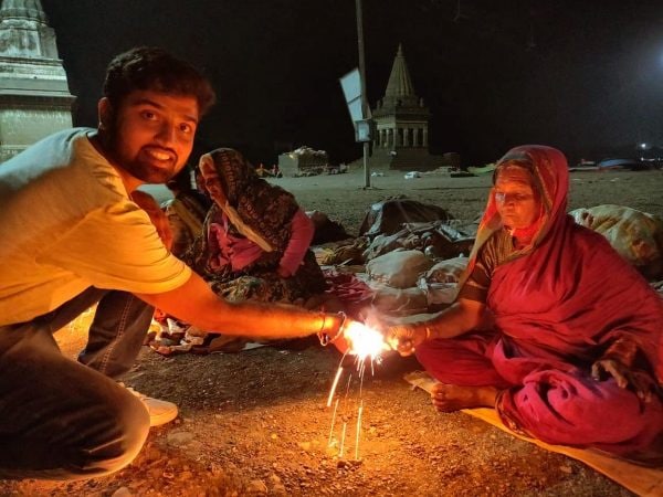 पंढरपूरच्या महाद्वार घाटावर वृद्ध, अपंग, निराधार लोकांसाठी ऋणानुबंध फाऊंडेशनकडून काम केलं जातं. पंढरपूरच्या महाद्वार घाटावर वृद्ध, अपंग, निराधार लोकांसाठी ऋणानुबंध फाऊंडेशनकडून काम केलं जातं.