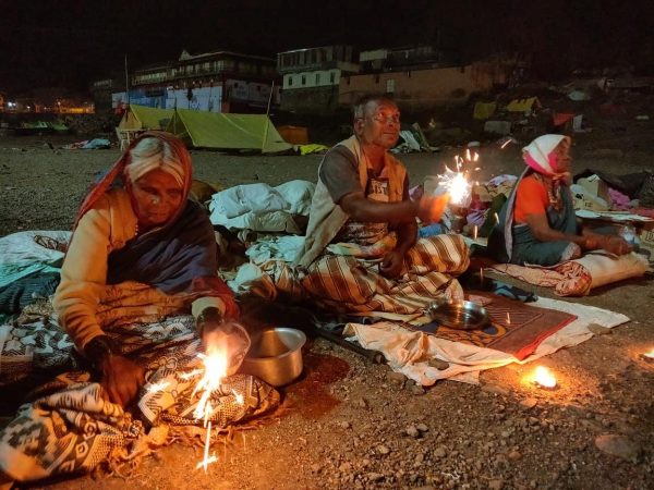 या फाऊंडेशनच्या माध्यमातून निराधार लोकांसोबत दिवाळी साजरी करण्यात आली. या निराधारांना फराळ, सुगंधी तेल, उटणं, साबण, अत्तर, फटाक्यांचं वाटप करण्यात आलं. या फाऊंडेशनच्या माध्यमातून निराधार लोकांसोबत दिवाळी साजरी करण्यात आली. या निराधारांना फराळ, सुगंधी तेल, उटणं, साबण, अत्तर, फटाक्यांचं वाटप करण्यात आलं.