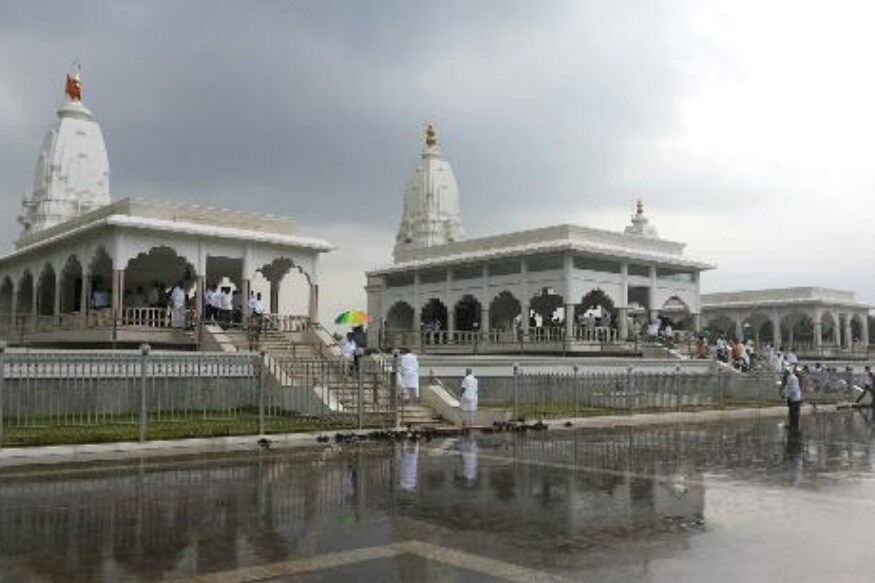 नवी मुंबईतलं सर्वाच्या आकर्षणाचं केंद्र असलेलं बावखळेश्वर महादेव मंदिर पालिका प्रशासन आज पाडण्याची शक्यता आहे. राष्ट्रवादीचे नेते गणेश नाईक यांनी हे मंदिर बांधलं होतं. मात्र ते मंदिर अवैध जागेवर बांधलं असल्याचा निकाल न्यायालयाने दिला होता. प्रशासनाला आता कारवाई करणं भाग आहे. नवी मुंबईतलं सर्वाच्या आकर्षणाचं केंद्र असलेलं बावखळेश्वर महादेव मंदिर पालिका प्रशासन आज पाडण्याची शक्यता आहे. राष्ट्रवादीचे नेते गणेश नाईक यांनी हे मंदिर बांधलं होतं. मात्र ते मंदिर अवैध जागेवर बांधलं असल्याचा निकाल न्यायालयाने दिला होता. प्रशासनाला आता कारवाई करणं भाग आहे.