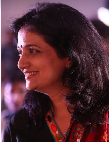 कविता सांगते, 'मला दिवाळी आणि वाढदिवस दोन्ही खूप आवडतात. त्या दिवशी मी नवे कपडे घालते.' कवितानं आजच्या दिवशीही नवा ड्रेस घातलाय. कविता सांगते, 'मला दिवाळी आणि वाढदिवस दोन्ही खूप आवडतात. त्या दिवशी मी नवे कपडे घालते.' कवितानं आजच्या दिवशीही नवा ड्रेस घातलाय.