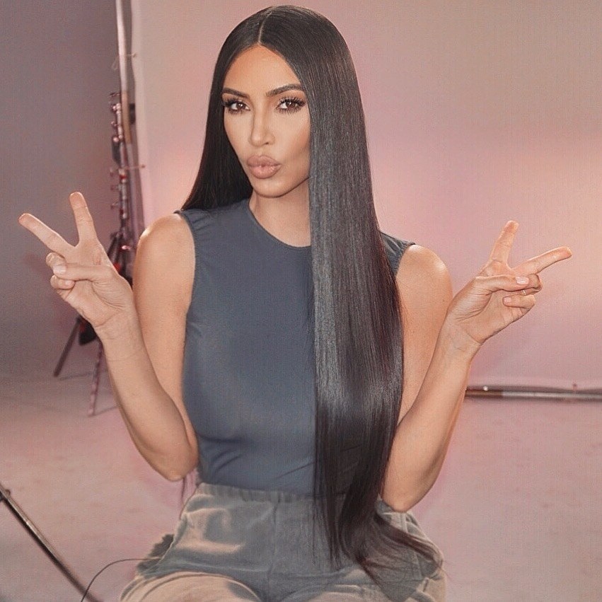 कीम कर्दाशियाला जगातील सर्वात सेक्सी महिलांपैकी एक ओळखलं जातं. ‘Keeping up with Kardashians’ नावाच्या रिअॅलिटी शोच्या एका एपिसोडमध्ये तिने आपल्या बहिणीसमोर हा खुलासा केला की, एक्सटेसी नावाचं ड्रग तिने घेतलं होतं. पहिल्यांदा ड्रग्ज घेतल्यानंतर जेव्हा ती शुद्धीत आली तेव्हा तिचं लग्न झालं होतं. या शोमध्ये तिने लग्न झालेल्या व्यक्तीचं नाव घेतलं नाही . पण 2011 साली तिचं बास्केटबॉल खेळाडू क्रिससोबत लग्न झालं होतं. हे लग्न फक्त 72 दिवस टिकलं होतं. कीम कर्दाशियाला जगातील सर्वात सेक्सी महिलांपैकी एक ओळखलं जातं. ‘Keeping up with Kardashians’ नावाच्या रिअॅलिटी शोच्या एका एपिसोडमध्ये तिने आपल्या बहिणीसमोर हा खुलासा केला की, एक्सटेसी नावाचं ड्रग तिने घेतलं होतं. पहिल्यांदा ड्रग्ज घेतल्यानंतर जेव्हा ती शुद्धीत आली तेव्हा तिचं लग्न झालं होतं. या शोमध्ये तिने लग्न झालेल्या व्यक्तीचं नाव घेतलं नाही . पण 2011 साली तिचं बास्केटबॉल खेळाडू क्रिससोबत लग्न झालं होतं. हे लग्न फक्त 72 दिवस टिकलं होतं.