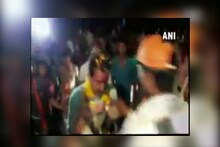 प्रचार करणाऱ्या भाजप आमदाराच्या गळ्यात घातला चपलांचा हार