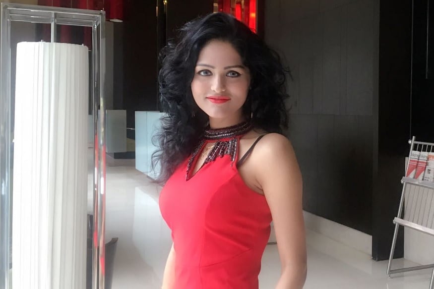 हिच्या चेहऱ्याकडे बघून खरं वाटणार नाही, पण ती एका मर्डर केसमधली आरोपी आहे. कोल्ड ब्लडेड मर्डरचा तिच्यावर आरोप आहे. हिच्या चेहऱ्याकडे बघून खरं वाटणार नाही, पण ती एका मर्डर केसमधली आरोपी आहे. कोल्ड ब्लडेड मर्डरचा तिच्यावर आरोप आहे.