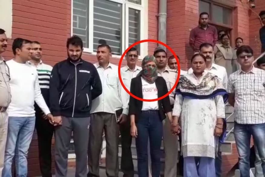 शिक्षिकेचा खून करून काँट्रॅक्ट किलर पसार झाले आहेत. पोलीस त्यांचा तपास करत आहेत. मनजित आणि एंजलच्या अफेअरची कुणकुण पोलिसांना लागल्यामुळे त्यांना ही मर्डर केस सोडवण्यास मदत झाली. दिल्ली पोलिसांनी मनजीत, एंजल आणि राजीव यांना सुनीताच्या खुनाच्या आरोपाखाली अटक केली आहे. मुंबईत अशीच एक हत्या करण्यात आली होती. शरीरसंबंध ठेवण्यास नकार दिल्यामुळे डोक्यात स्टूल घालून मॉडेलची हत्या केली होती. पाहा पुढे शिक्षिकेचा खून करून काँट्रॅक्ट किलर पसार झाले आहेत. पोलीस त्यांचा तपास करत आहेत. मनजित आणि एंजलच्या अफेअरची कुणकुण पोलिसांना लागल्यामुळे त्यांना ही मर्डर केस सोडवण्यास मदत झाली. दिल्ली पोलिसांनी मनजीत, एंजल आणि राजीव यांना सुनीताच्या खुनाच्या आरोपाखाली अटक केली आहे. मुंबईत अशीच एक हत्या करण्यात आली होती. शरीरसंबंध ठेवण्यास नकार दिल्यामुळे डोक्यात स्टूल घालून मॉडेलची हत्या केली होती. पाहा पुढे