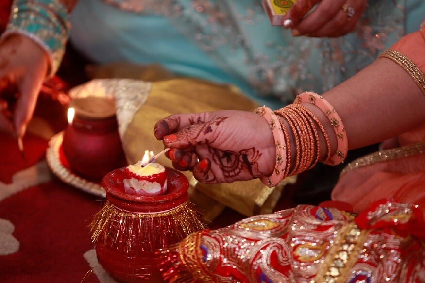 मिळालेल्या माहितीनुसार, आरोपी पती एका प्रायव्हेट कंपनीमध्ये सीनियर एक्जीक्यूटिव्ह म्हणून काम करत होता. आणि त्याची 32 वर्षाची पत्नी दीपिका चौहान ही एका बँकेत सीनियर अधिकरी म्हणून काम करत होती. मिळालेल्या माहितीनुसार, आरोपी पती एका प्रायव्हेट कंपनीमध्ये सीनियर एक्जीक्यूटिव्ह म्हणून काम करत होता. आणि त्याची 32 वर्षाची पत्नी दीपिका चौहान ही एका बँकेत सीनियर अधिकरी म्हणून काम करत होती.