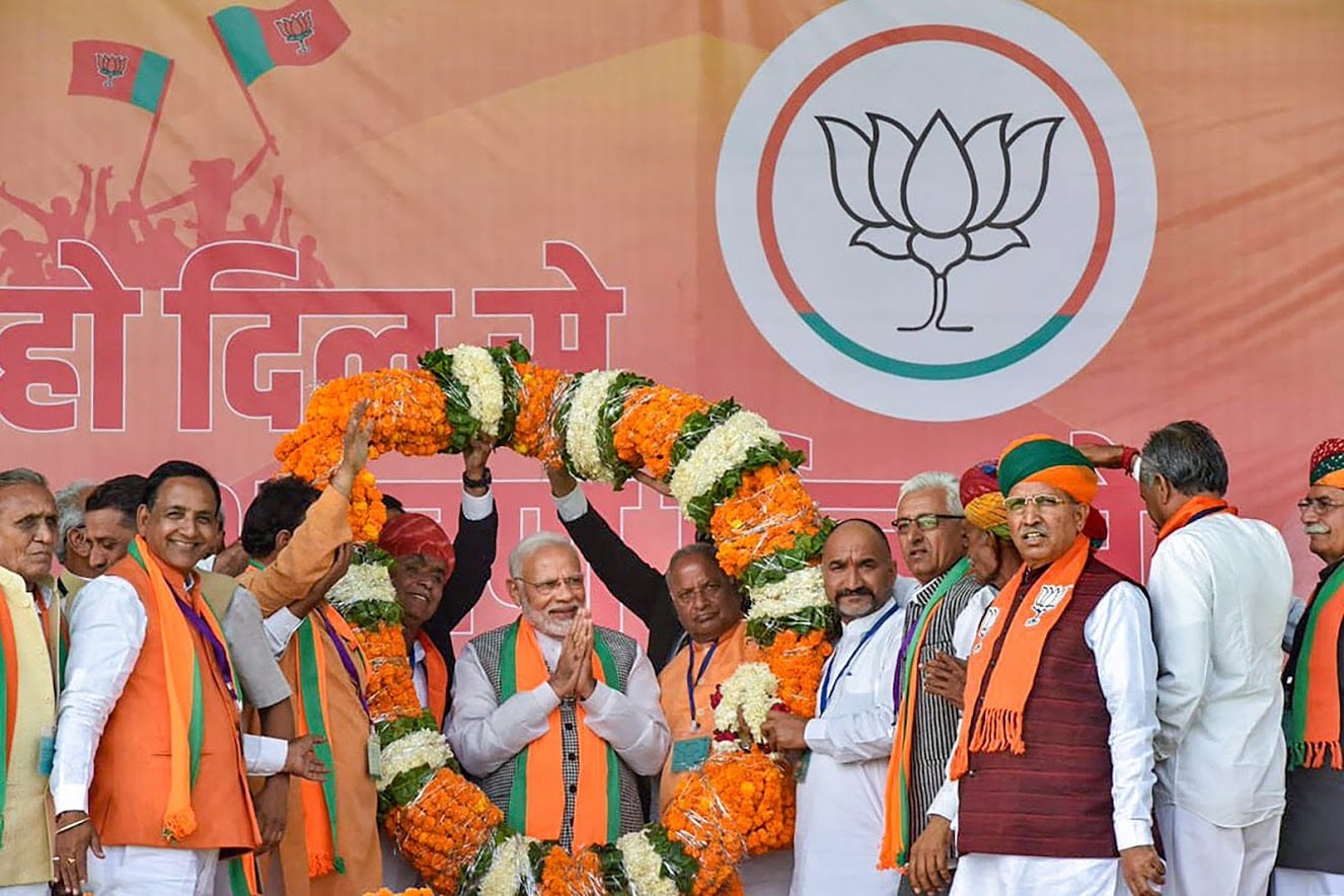 पंतप्रधान नरेंद्र मोदी निवडणुक प्रचारासाठी झंझावती दौऱ्यावर आहेत. राजस्थान मधल्या नागौर इथल्या प्रचारसभेत त्यांनी काँग्रेसवर जोरदार हल्लाबोल केला. दिवसभराच्या प्रचारसभा आटोपल्यानंतर पंतप्रधान G-20 परिषदेला उपस्थित राहण्यासाठी अर्जेंटीनाला रवाना झाले. पंतप्रधान 2 डिसेंबरला भारतात परतणार आहेत. पंतप्रधान नरेंद्र मोदी निवडणुक प्रचारासाठी झंझावती दौऱ्यावर आहेत. राजस्थान मधल्या नागौर इथल्या प्रचारसभेत त्यांनी काँग्रेसवर जोरदार हल्लाबोल केला. दिवसभराच्या प्रचारसभा आटोपल्यानंतर पंतप्रधान G-20 परिषदेला उपस्थित राहण्यासाठी अर्जेंटीनाला रवाना झाले. पंतप्रधान 2 डिसेंबरला भारतात परतणार आहेत.