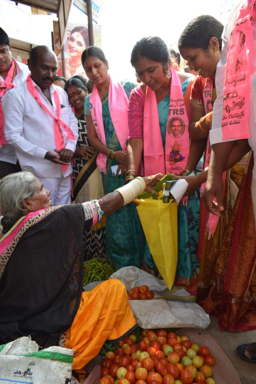 पद्मा रेड्डी रस्त्यावरच्या सामान्य भाजीवालीलाही खुश करण्यासाठी रस्तोरस्ती असा प्रचार करत आहेत. पद्मा रेड्डी रस्त्यावरच्या सामान्य भाजीवालीलाही खुश करण्यासाठी रस्तोरस्ती असा प्रचार करत आहेत.