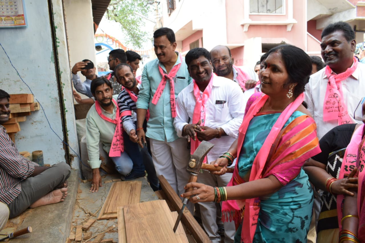 टीआरएसचा प्रचार सर्व थरातून करण्याचा पद्मा रेड्डी यांचा प्रयत्न हे सुतारकाम करण्यावरून दिसून येतोय. टीआरएसचा प्रचार सर्व थरातून करण्याचा पद्मा रेड्डी यांचा प्रयत्न हे सुतारकाम करण्यावरून दिसून येतोय.