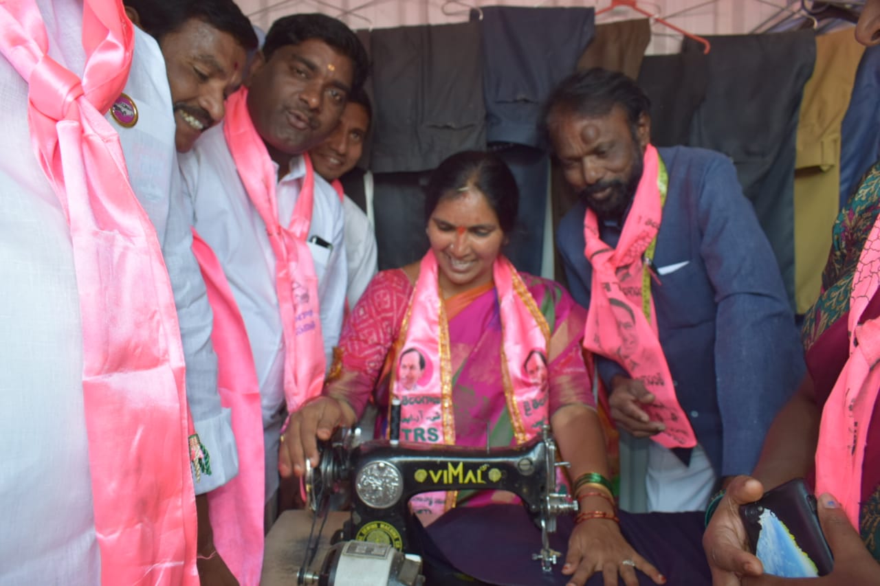तेलंगणा राष्ट्र समितीच्या पद्मा देवेंद्र रेड्डी या विधानलभेच्या उपसभापती. त्यांनी प्रचाराच्या धामधुमीत शिवण यंत्रावर असे हात साफ करून घेतले. तेलंगणा राष्ट्र समितीच्या पद्मा देवेंद्र रेड्डी या विधानलभेच्या उपसभापती. त्यांनी प्रचाराच्या धामधुमीत शिवण यंत्रावर असे हात साफ करून घेतले.