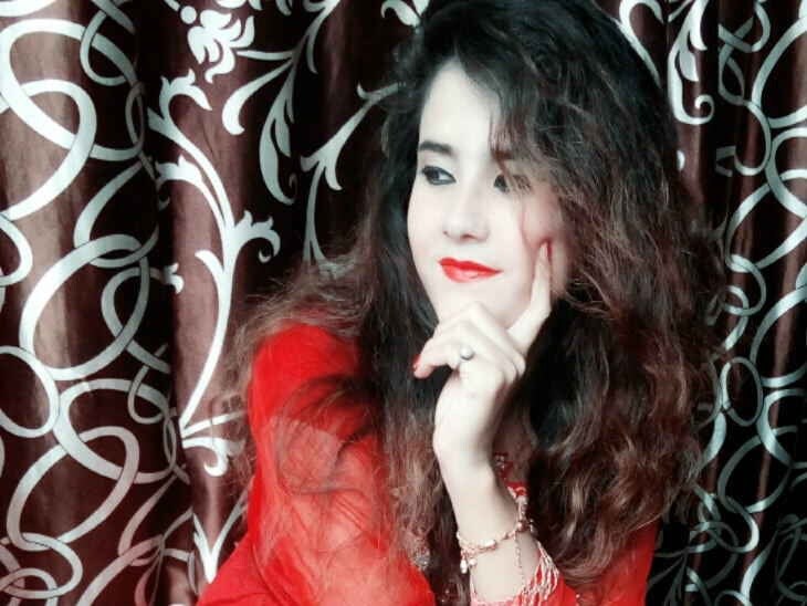 रामपूर, 28 नोव्हेंबर : प्रेमाचा शेवट किती वेगळा असू शकतो याची अंगावर शहारे आणणारी घटना रायपूरमध्ये घडली आहे. लग्नाला नकार दिला म्हणून प्रियकराने प्रेयसीची हत्या केली तो एवढ्यावरच थांबला नाहीतर त्याने मृतदेहाचे ३ तुकडे करून वेगवेगळ्या ठिकाणी पुरल्याची घटना उजेडात आली. या प्रकरणी प्रियकरासह तीन जणांना अटक करण्यात आली आहे तर एक जण फरार आहे. रामपूर, 28 नोव्हेंबर : प्रेमाचा शेवट किती वेगळा असू शकतो याची अंगावर शहारे आणणारी घटना रायपूरमध्ये घडली आहे. लग्नाला नकार दिला म्हणून प्रियकराने प्रेयसीची हत्या केली तो एवढ्यावरच थांबला नाहीतर त्याने मृतदेहाचे ३ तुकडे करून वेगवेगळ्या ठिकाणी पुरल्याची घटना उजेडात आली. या प्रकरणी प्रियकरासह तीन जणांना अटक करण्यात आली आहे तर एक जण फरार आहे.
