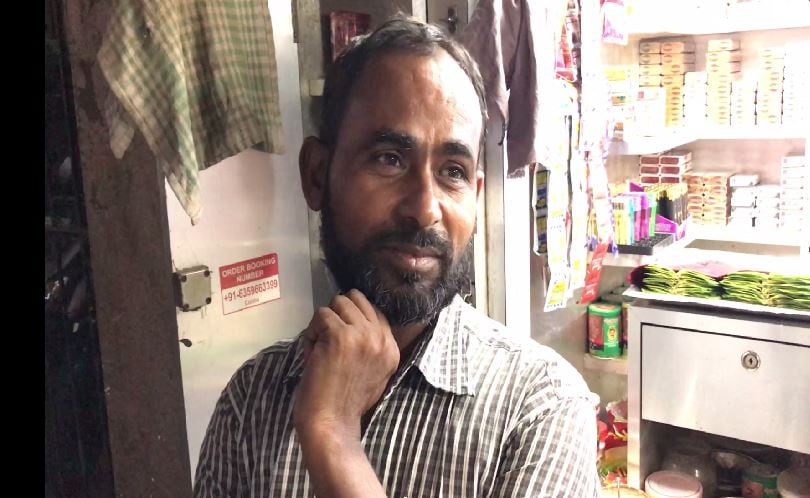 (रमजान अली यांनी मुंबई सोडल्यानंतर त्यांची पानटपरी चालवणारा शकील)