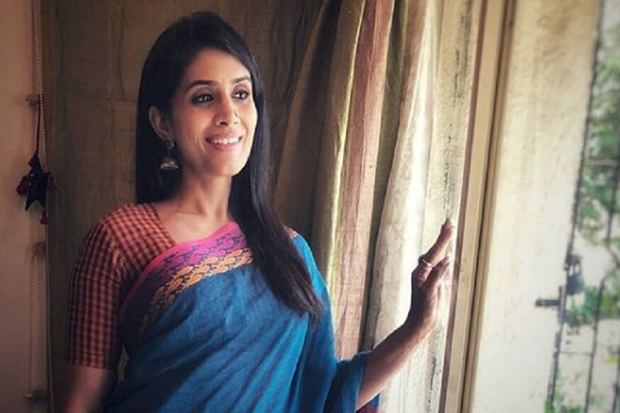 ती मोठ्या पडद्यावर आली की रसिकांच्या मनाचा ठावच घेते. आपल्या अभिनयानं सोनाली कुलकर्णीनं फॅन्सच्या मनावर अनेक वर्ष राज्य केलं. आजही तितकीच प्रसन्न आणि उत्साही. ती मोठ्या पडद्यावर आली की रसिकांच्या मनाचा ठावच घेते. आपल्या अभिनयानं सोनाली कुलकर्णीनं फॅन्सच्या मनावर अनेक वर्ष राज्य केलं. आजही तितकीच प्रसन्न आणि उत्साही.