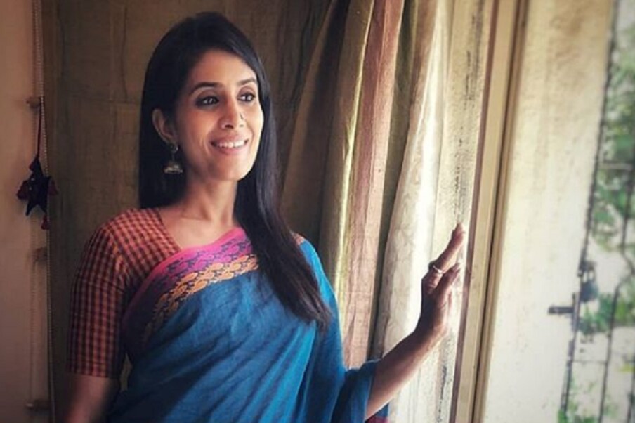 ती मोठ्या पडद्यावर आली की रसिकांच्या मनाचा ठावच घेते. आपल्या अभिनयानं सोनाली कुलकर्णीनं फॅन्सच्या मनावर अनेक वर्ष राज्य केलं. आज सोनाली 44 वर्षांची झालीय. पण आजही तितकीच प्रसन्न आणि उत्साही.
