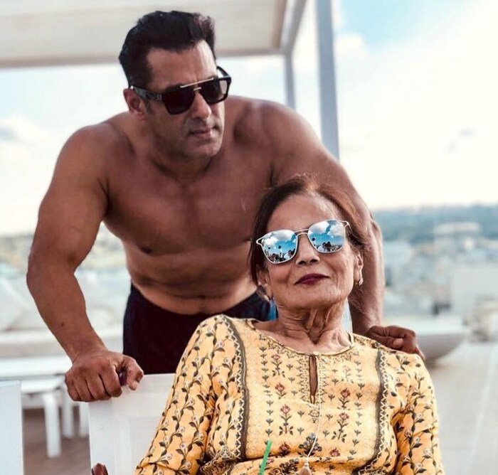 52 वर्षाचा सलमान खान बॉक्स ऑफिसचा 'टाईगर' म्हणून ओळखला जातो. सलमान खानचे चित्रपट येताच हिट होणं हे समीकरण बनलं आहे. अभिनेता सलमान खान प्रसिद्धी आणि कमाईत खूप पुढे आहे. फोर्ब्सच्या यादीनुसार भाईजान 38.5 मिलियन डॉलरच्या कमाई तो करतो.