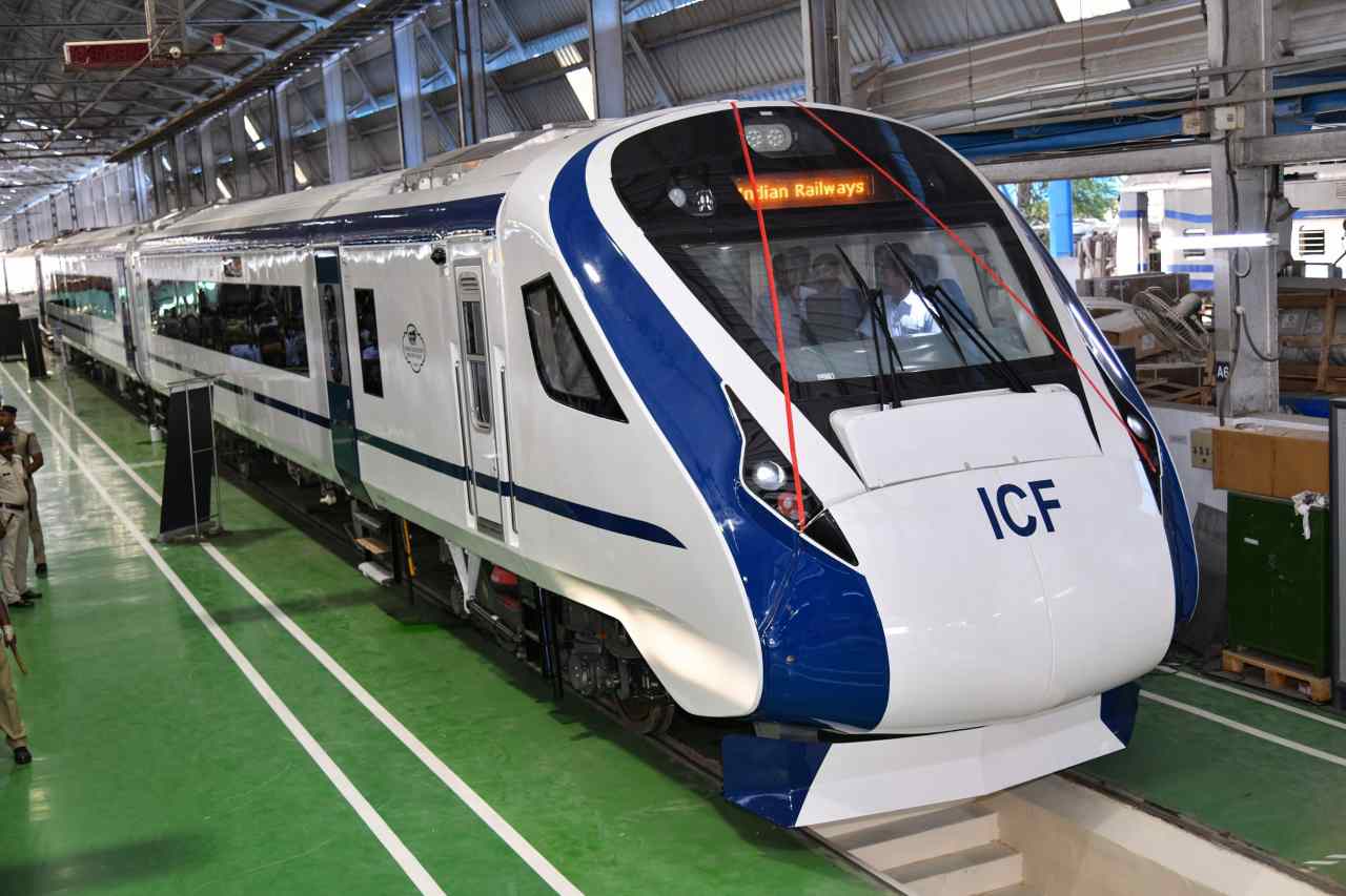 ट्रेन 18 नावाच्या भारतातल्या पहिल्या इंजिनरहित लांब पल्ल्याच्या गाडीची चाचणी आजपासून केली जाणार आहे. ट्रेन 18 नावाच्या भारतातल्या पहिल्या इंजिनरहित लांब पल्ल्याच्या गाडीची चाचणी आजपासून केली जाणार आहे.