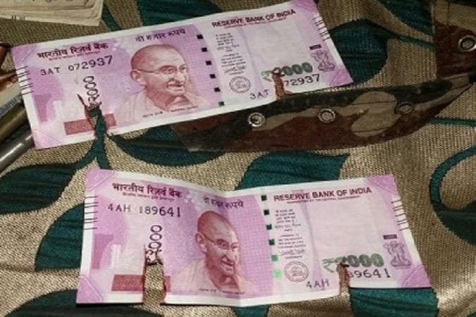 या नोटा बदलता येणार नाहीत- काही नोटा या बदलता येऊ शकत नाहीत. भारतीय रिझर्व्ह बँक ऑफ इंडियाच्या नियमांनुसार, मोठ्या प्रमाणात जळालेले, अनेक ठिकाणाहूंन फाटलेल्या नोटा बदलता येत नाहीत. अशा नोटा आरबीआयच्या ऑफिसमध्ये देता येतात. या नोटा बदलता येणार नाहीत- काही नोटा या बदलता येऊ शकत नाहीत. भारतीय रिझर्व्ह बँक ऑफ इंडियाच्या नियमांनुसार, मोठ्या प्रमाणात जळालेले, अनेक ठिकाणाहूंन फाटलेल्या नोटा बदलता येत नाहीत. अशा नोटा आरबीआयच्या ऑफिसमध्ये देता येतात.