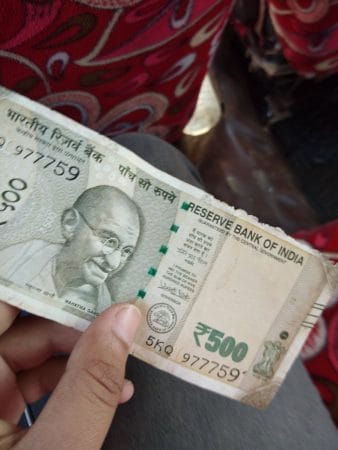 अनेकदा आपल्याकडे फाटलेल्या नोटा येतात. आता ही नोट कोण घेणार याचाच विचार सर्वातआधी डोक्यात येतो. पण, तुम्हाला यासंदर्भातले नियम माहीत आहेत का? अनेकांना हे नियम माहितीच नसतात. आज आम्ही तुम्हाला या फाटलेल्या नोटा कशा बदलायच्या याचे काही सोपे उपाय सांगणार आहोत. अनेकदा आपल्याकडे फाटलेल्या नोटा येतात. आता ही नोट कोण घेणार याचाच विचार सर्वातआधी डोक्यात येतो. पण, तुम्हाला यासंदर्भातले नियम माहीत आहेत का? अनेकांना हे नियम माहितीच नसतात. आज आम्ही तुम्हाला या फाटलेल्या नोटा कशा बदलायच्या याचे काही सोपे उपाय सांगणार आहोत.