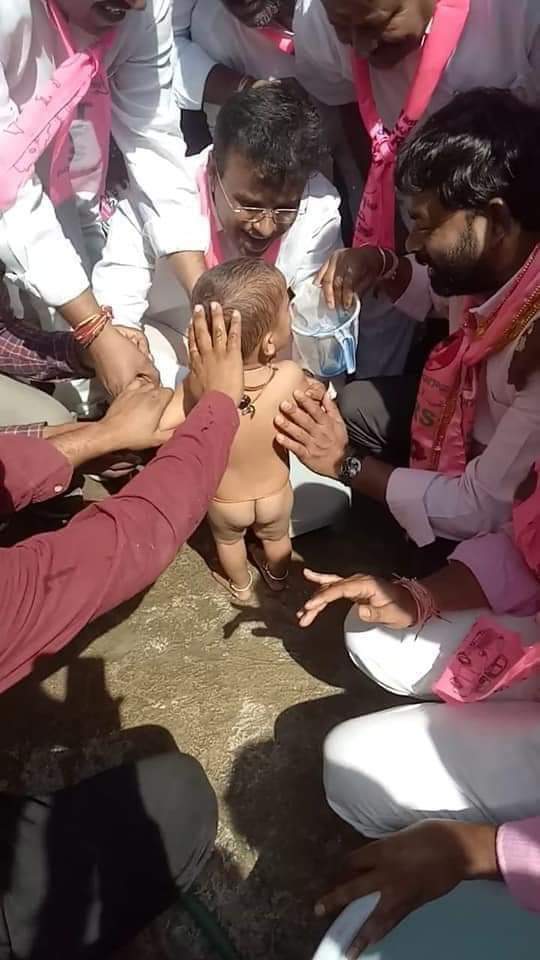 विवेकानंद यांनी तर प्रचारासाठी एका मुलाला आंघोळ घालण्याचा कार्यक्रमही केला. हा शेवटचा फोटो तर तुम्हाला हैराण करेल. विवेकानंद यांनी तर प्रचारासाठी एका मुलाला आंघोळ घालण्याचा कार्यक्रमही केला. हा शेवटचा फोटो तर तुम्हाला हैराण करेल.