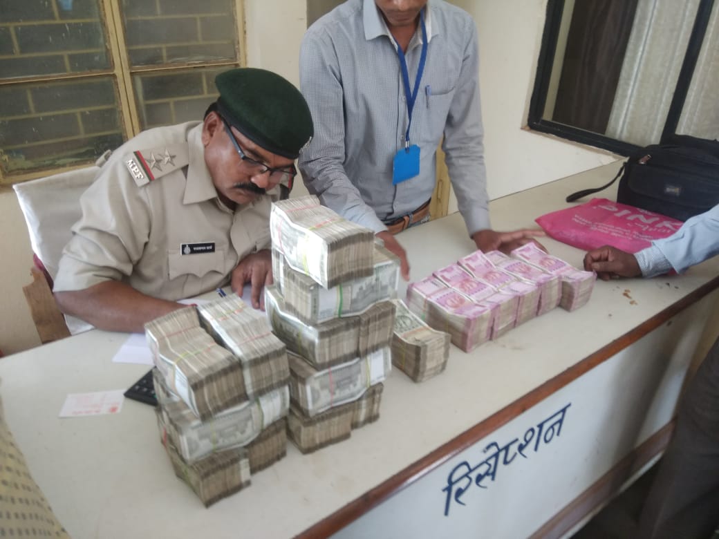५०० आणि २००० च्या नोटांच्या स्वरूपात असलेली ही दीड कोटी रुपयांची रक्कम जप्त करण्यात आली असून इन्कम टॅक्स विभागाची टीम यासंदर्भात तपास करत आहे. ५०० आणि २००० च्या नोटांच्या स्वरूपात असलेली ही दीड कोटी रुपयांची रक्कम जप्त करण्यात आली असून इन्कम टॅक्स विभागाची टीम यासंदर्भात तपास करत आहे.
