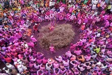 हर हर महादेवचा घोष करत भक्तांच्या काट्यांमध्ये उड्या, अंगावर काटा आणणारा VIDEO
