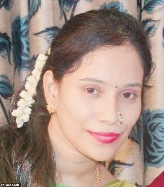 न्यूझीलंडमध्ये समुद्र किनारी मुलीचा मृतदेह मिळाला. धक्कादायक म्हणजे ही मृत मुलगी ठाण्यातील एका माजी नगसेवकाची मुलगी असल्याची माहिती आहे. न्यूझीलंडमध्ये समुद्र किनारी मुलीचा मृतदेह मिळाला. धक्कादायक म्हणजे ही मृत मुलगी ठाण्यातील एका माजी नगसेवकाची मुलगी असल्याची माहिती आहे.