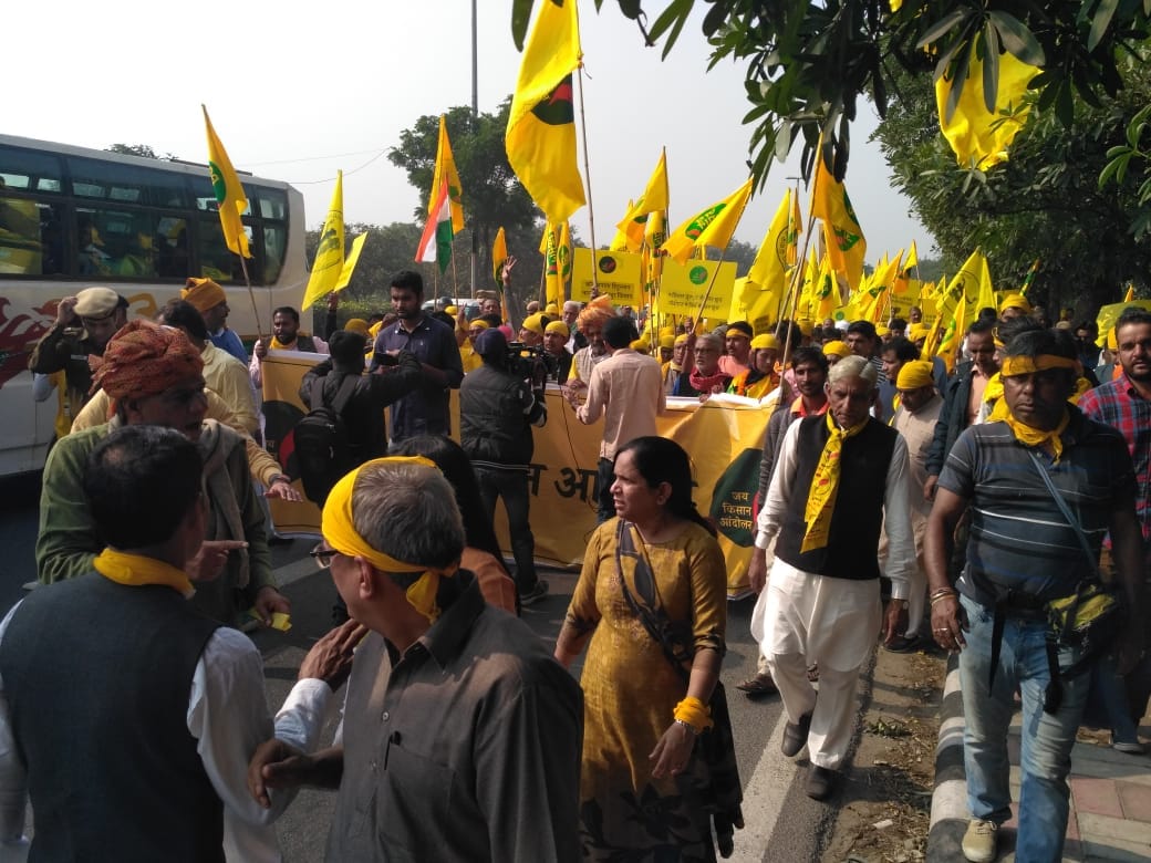 या आंदोलनाला येताना तामिळनाडूतील शेतकरी आत्महत्या केलेल्या आपल्या शेतकरी साथीदारांच्या कवटी घेऊन आले आहेत. यातून शेतकऱ्यांमधील टोकाच्या भावनेचा अंदाज येऊ शकतो. या आंदोलनाला येताना तामिळनाडूतील शेतकरी आत्महत्या केलेल्या आपल्या शेतकरी साथीदारांच्या कवटी घेऊन आले आहेत. यातून शेतकऱ्यांमधील टोकाच्या भावनेचा अंदाज येऊ शकतो.