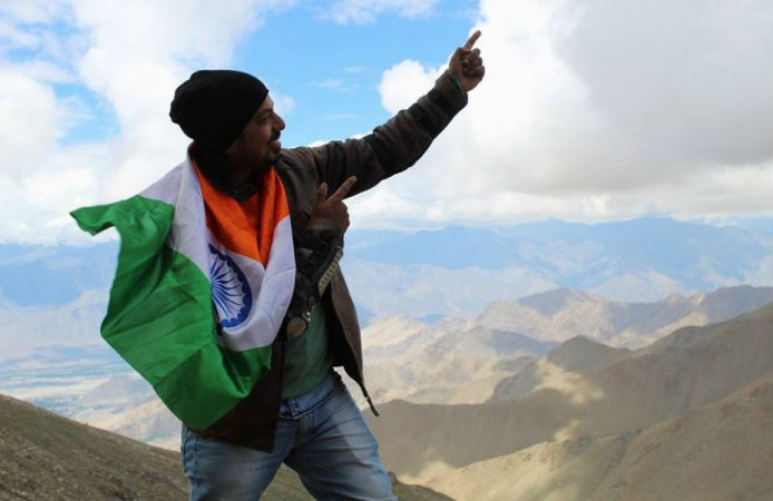 एखाद्या गोष्टीवर प्रेम करणं जेवढं आवश्यक आहे तेवढंच महत्त्वाचं ते प्रेम व्यक्त करणंही आहे. लोक अनेकदा आपल्या प्रेयसी- प्रियकरावरचं प्रेम व्यक्त करतात. प्रेम व्यक्त करण्यासाठी ते अनेक गोष्टी करतात. मात्र आज आम्ही तुम्हाला अशा एका देशभक्ताबद्दल सांगणार आहोत, ज्याने देशावरचं स्वतःचं प्रेम व्यक्त करण्यासाठी अनोखा मार्ग पत्करला. एखाद्या गोष्टीवर प्रेम करणं जेवढं आवश्यक आहे तेवढंच महत्त्वाचं ते प्रेम व्यक्त करणंही आहे. लोक अनेकदा आपल्या प्रेयसी- प्रियकरावरचं प्रेम व्यक्त करतात. प्रेम व्यक्त करण्यासाठी ते अनेक गोष्टी करतात. मात्र आज आम्ही तुम्हाला अशा एका देशभक्ताबद्दल सांगणार आहोत, ज्याने देशावरचं स्वतःचं प्रेम व्यक्त करण्यासाठी अनोखा मार्ग पत्करला.