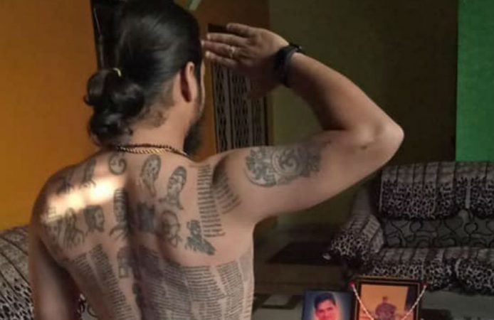 अभिषेक गौतम नावाच्या एका व्यक्तीने कारगिल शहीदांना श्रद्धांजली वाहण्यासाठी आपल्या पाठीवर तब्बल ५७७ शहीदांच्या नावासही ५८५ टॅटू कोरले. अभिषेक गौतम नावाच्या एका व्यक्तीने कारगिल शहीदांना श्रद्धांजली वाहण्यासाठी आपल्या पाठीवर तब्बल ५७७ शहीदांच्या नावासही ५८५ टॅटू कोरले.
