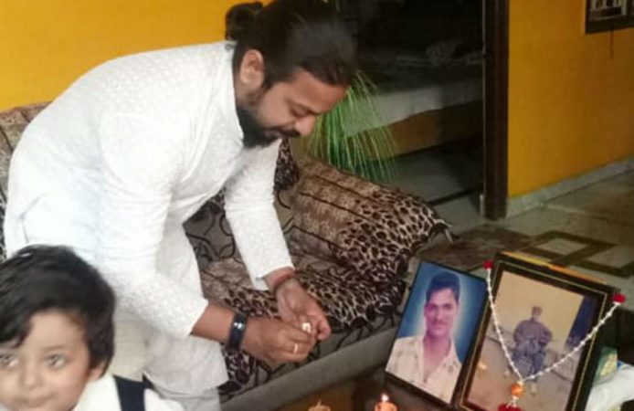 अभिषेक ३० वर्षांचा असून तो व्यवसायाने इंटिरिअर डिझायनर आणि लेखक आहे. अभिषेक म्हणाला की, जवानांना श्रद्धांजली वाहण्यासाठी पाठीवर टॅटू कोरून घेतले. अभिषेक ३० वर्षांचा असून तो व्यवसायाने इंटिरिअर डिझायनर आणि लेखक आहे. अभिषेक म्हणाला की, जवानांना श्रद्धांजली वाहण्यासाठी पाठीवर टॅटू कोरून घेतले.