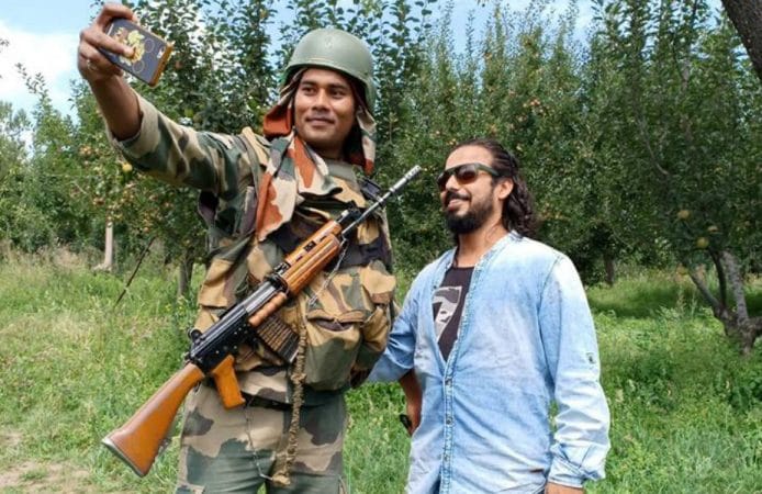 अभिषेक उत्तर प्रदेशच्या हापुड येथे राहणारा आहे. अभिषेक बाइकवरून देशभरात फिरून शहीदांच्या कुटुंबाला भेटायला आवर्जुन जातो. अभिषेक उत्तर प्रदेशच्या हापुड येथे राहणारा आहे. अभिषेक बाइकवरून देशभरात फिरून शहीदांच्या कुटुंबाला भेटायला आवर्जुन जातो.