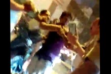 VIDEO : पोलीस अधिकाऱ्यावर महिलेने उगारला हात, व्हिडिओ व्हायरल VIDEO : पोलीस अधिकाऱ्यावर महिलेने उगारला हात, व्हिडिओ व्हायरल