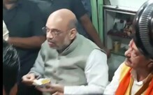 Videos : राहुल गांधींना टक्कर देत आता अमित शहांनी देखील गाठली 'खाऊगल्ली' Videos : राहुल गांधींना टक्कर देत आता अमित शहांनी देखील गाठली 'खाऊगल्ली'