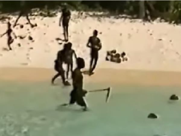 2006ला काही माच्छीमार चुकून या बेटावर पोहचले होते. आपण कुठे पोहचलो आहे हे समजण्याच्या आतच त्यांची हत्या करण्यात आली. या बेटावर राहणारे लोक बाण चालवण्यात तरबेज आहेत. 2006ला काही माच्छीमार चुकून या बेटावर पोहचले होते. आपण कुठे पोहचलो आहे हे समजण्याच्या आतच त्यांची हत्या करण्यात आली. या बेटावर राहणारे लोक बाण चालवण्यात तरबेज आहेत.