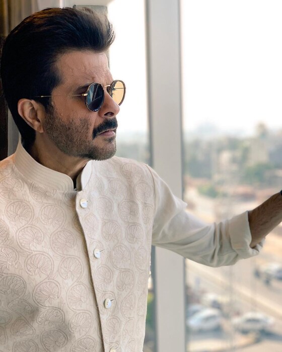 वयानं स्वत:ला कधीही जास्त न समजणारा 61 वर्षांच्या अनिल कपूरची एनर्जी त्याच्या अभिनयातून दिसून येते. झक्कास अनिल कपूरची वार्षिक कमाई 12 मिलियन डॉलर इतकं आहे .