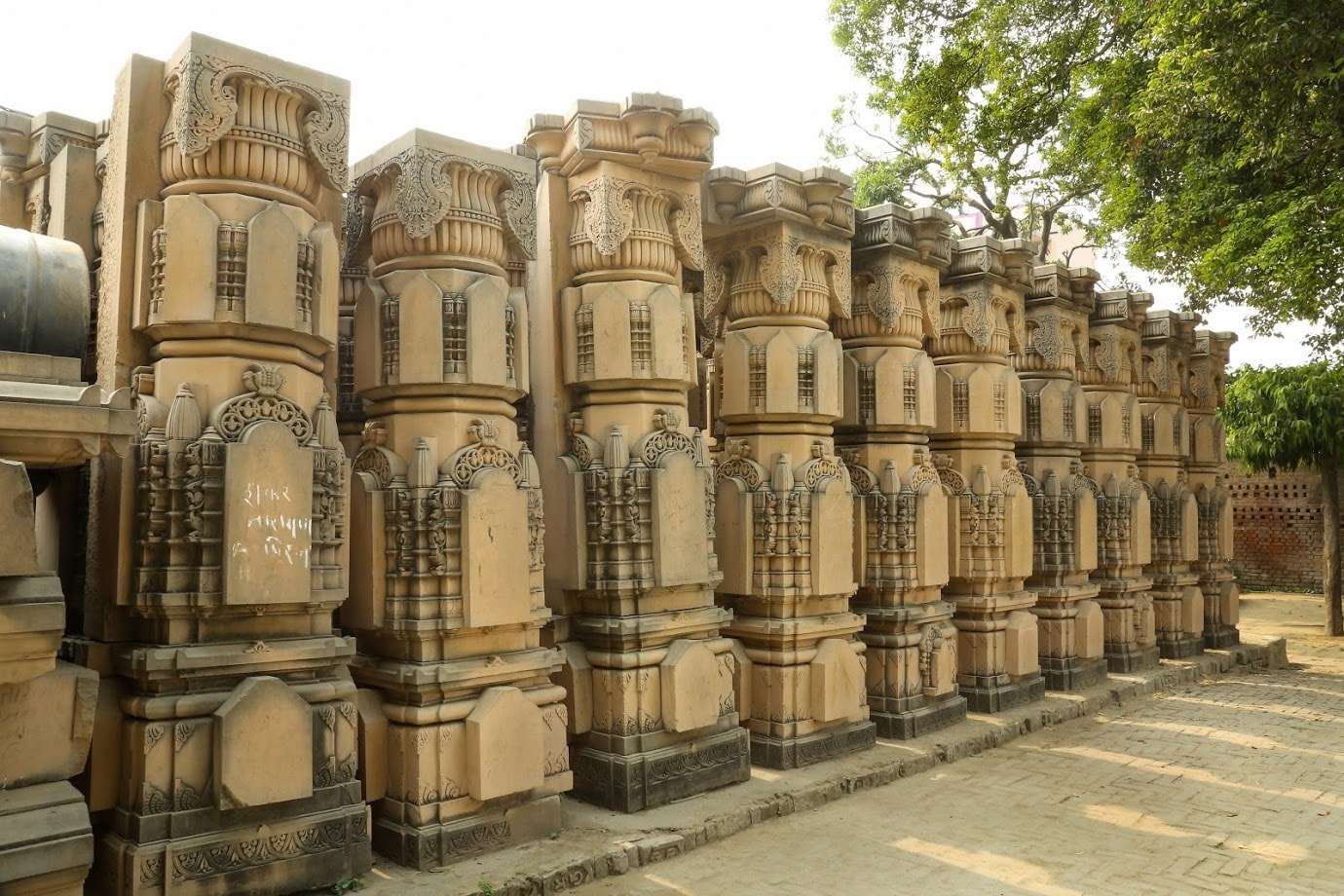 राम जन्मभूमी तीर्थ न्यासाचे पदाधिकारी आणि इतर काही संत महंत यांच्यासह 200 लोक या कार्यक्रमाला 5 ऑगस्टला उपस्थित राहतील, असा अंदाज आहे. राम जन्मभूमी तीर्थ न्यासाचे पदाधिकारी आणि इतर काही संत महंत यांच्यासह 200 लोक या कार्यक्रमाला 5 ऑगस्टला उपस्थित राहतील, असा अंदाज आहे.