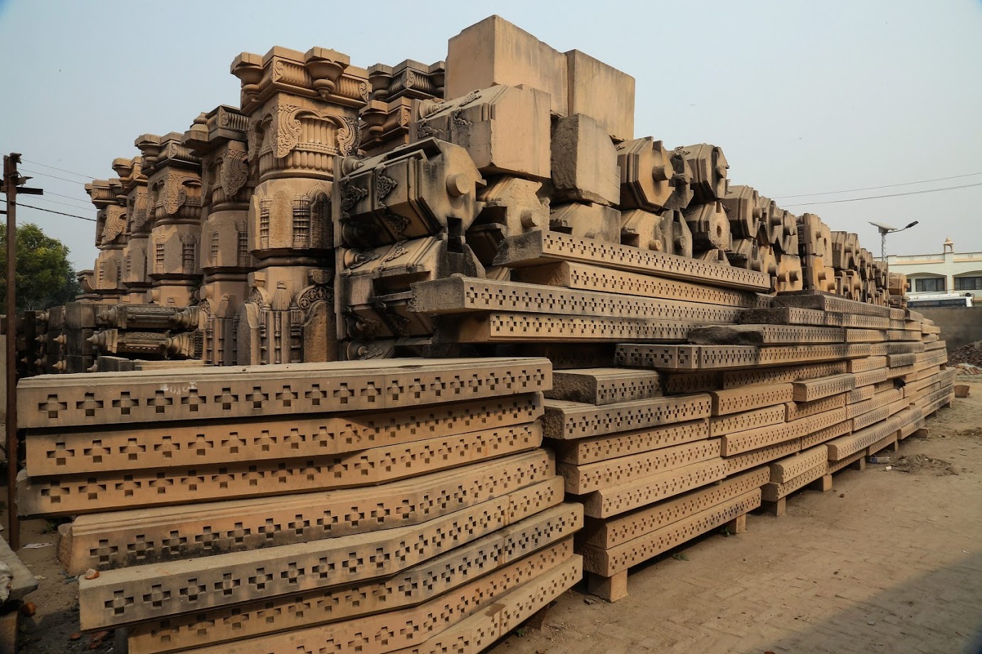 मंदिर उभारणीतले जाणकार असलेल्या राजस्थानातल्या मजुरांना या कामासाठी नेमलं जाणार आहे. 250 कामगार साडेतीन वर्षांत मंदिर उभारतील, अशी अपेक्षा आहे. मंदिर उभारणीतले जाणकार असलेल्या राजस्थानातल्या मजुरांना या कामासाठी नेमलं जाणार आहे. 250 कामगार साडेतीन वर्षांत मंदिर उभारतील, अशी अपेक्षा आहे.