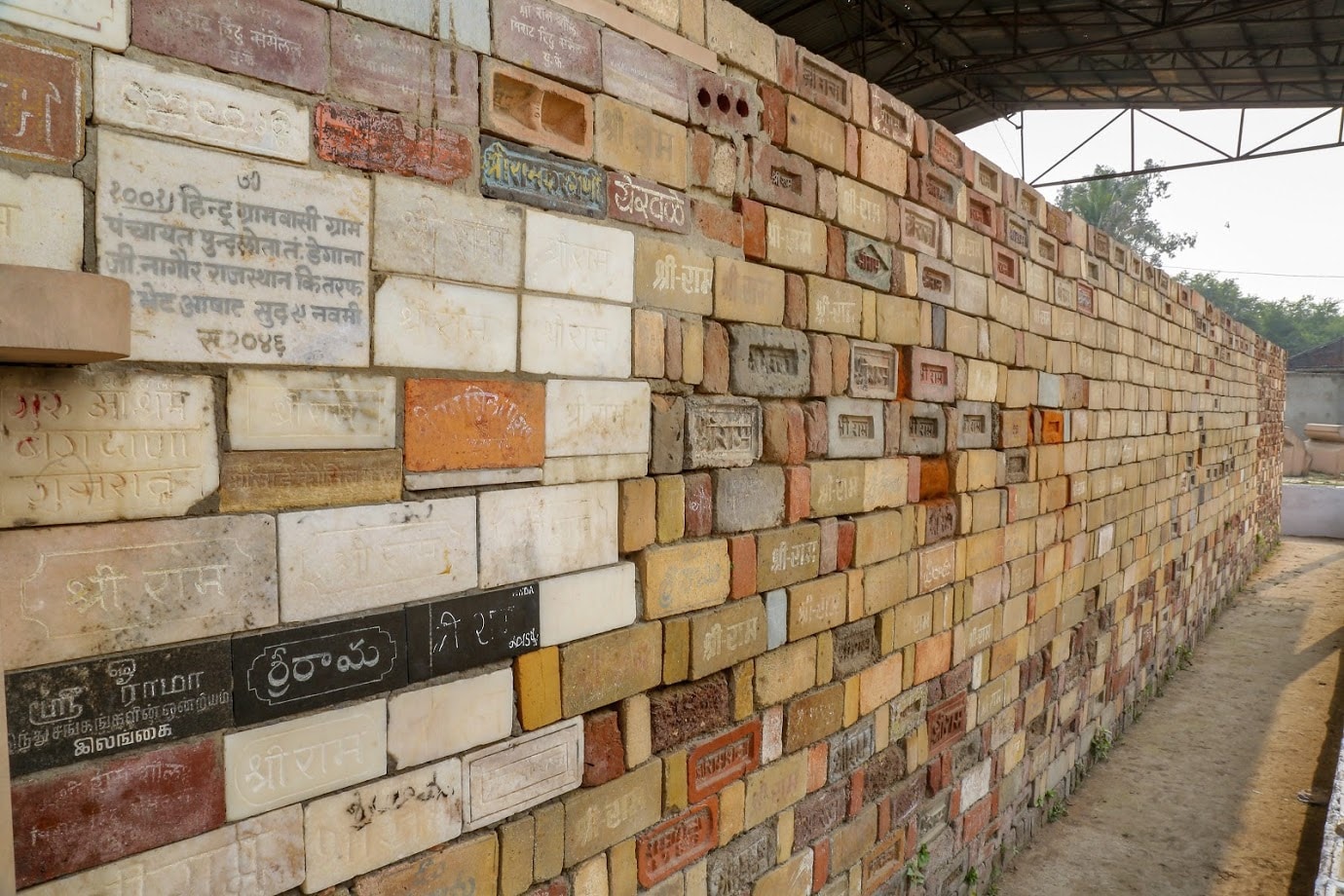 कार्यशाळेचे प्रभारी म्हणाले की, मंदिराच्या प्रत्येक बाजूला 106 खांब असतील आणि प्रत्येक खांबावर 16 मुर्ती असतील. अशा प्रकारे कारागिरांनी त्यांचे नक्षीकाम पूर्ण केलं आहे. मंदिराची पूर्व-निर्मितीची कामं सध्या भक्तांच्या 'वैयक्तिक' देणगीतून सुरू असल्याचंही त्यांनी सांगितलं. कार्यशाळेचे प्रभारी म्हणाले की, मंदिराच्या प्रत्येक बाजूला 106 खांब असतील आणि प्रत्येक खांबावर 16 मुर्ती असतील. अशा प्रकारे कारागिरांनी त्यांचे नक्षीकाम पूर्ण केलं आहे. मंदिराची पूर्व-निर्मितीची कामं सध्या भक्तांच्या 'वैयक्तिक' देणगीतून सुरू असल्याचंही त्यांनी सांगितलं.