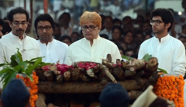 बाळासाहेबांना अखेरचा निरोप देताना उद्धव, राज, जयदेव आणि आदित्य.