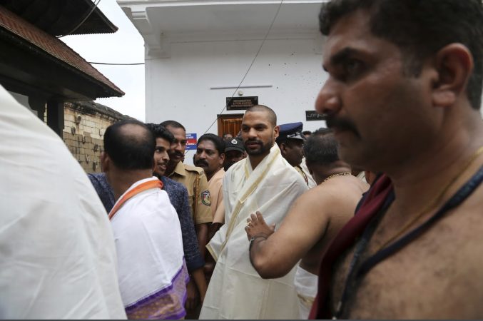 बुधवारी नेट प्रॅक्टीस झाल्यावर टीम इंडियाचे काही खेळाडू पद्मनाभ स्वामी मंदिरात दर्शनासाठी गेले. टीम इंडियाचा सलामीवीर शिखर धवन, जलदगती गोलंदाज उमेश यादव आणि प्रशिक्षक रवी शास्त्री यांनी विष्णुच्या सर्वात प्रसिद्ध मंदिराला भेट दिली. बुधवारी नेट प्रॅक्टीस झाल्यावर टीम इंडियाचे काही खेळाडू पद्मनाभ स्वामी मंदिरात दर्शनासाठी गेले. टीम इंडियाचा सलामीवीर शिखर धवन, जलदगती गोलंदाज उमेश यादव आणि प्रशिक्षक रवी शास्त्री यांनी विष्णुच्या सर्वात प्रसिद्ध मंदिराला भेट दिली.