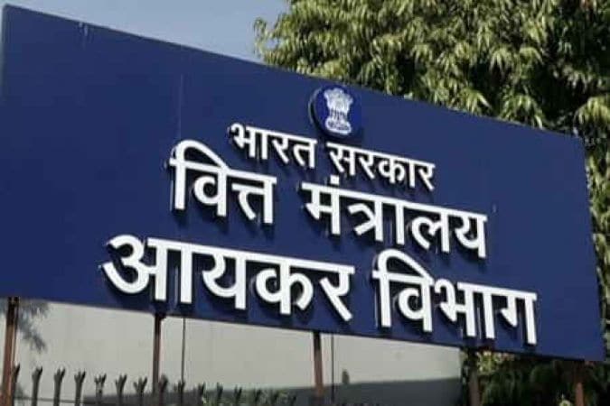 कर विभागाने दोन महिने आधी बँकांना नोटीस पाठवली होती. सेवेतून घेतल्या जाणाऱ्या टॅक्सशी बँकेचा काही संबंध नाही. टॅक्समधून येणारा पैसा सरळ सरकारच्या खिशात जाणार आहे. या महिन्याच्या अखेरीपर्यंत हा निर्णय घेतला जाणार आहे. कर विभागाने दोन महिने आधी बँकांना नोटीस पाठवली होती. सेवेतून घेतल्या जाणाऱ्या टॅक्सशी बँकेचा काही संबंध नाही. टॅक्समधून येणारा पैसा सरळ सरकारच्या खिशात जाणार आहे. या महिन्याच्या अखेरीपर्यंत हा निर्णय घेतला जाणार आहे.