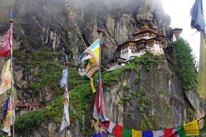 भूतान- ज्यांच्याकडे भारतीय पासपोर्ट आहे, ते भूतान हा देशही आरामात फिरून येऊ शकतात. चीन आणि भारताच्यामध्ये असलेला हा देश निसर्गाच्या सौंदर्याने परिपूर्ण आहे. इथली बुद्धांची मंदिरं पाहायला जगभरातून लोक येतात. भूतान- ज्यांच्याकडे भारतीय पासपोर्ट आहे, ते भूतान हा देशही आरामात फिरून येऊ शकतात. चीन आणि भारताच्यामध्ये असलेला हा देश निसर्गाच्या सौंदर्याने परिपूर्ण आहे. इथली बुद्धांची मंदिरं पाहायला जगभरातून लोक येतात.