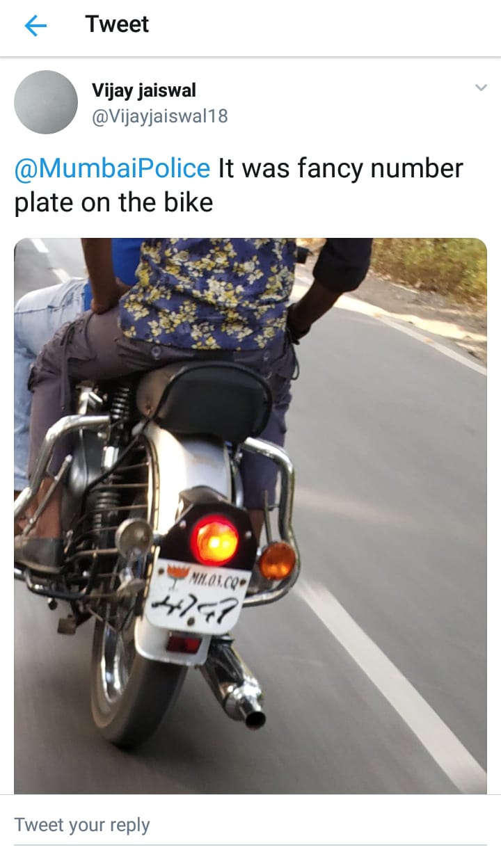 मुंबईकरांकडून ट्विटरवर मुंबई पोलिसांची बेशिस्त दाखवणारे अनेक फोटो आणि व्हिडिओ शेअर करण्यात आले आहेत. मुंबईकरांकडून ट्विटरवर मुंबई पोलिसांची बेशिस्त दाखवणारे अनेक फोटो आणि व्हिडिओ शेअर करण्यात आले आहेत.