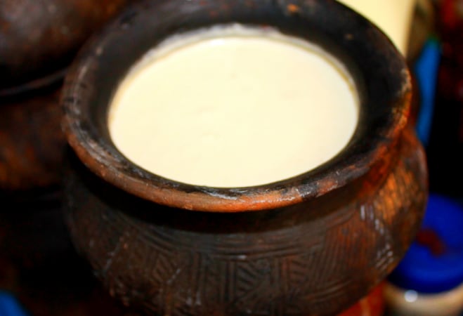 दह्यामुळेही डँड्रफची समस्या दूर होते. केस धुण्याआधी सुरुवातीला केसांना दही लावा. अर्ध्या तासांनी केस कोमट पाण्याने धुवा. दह्यामुळेही डँड्रफची समस्या दूर होते. केस धुण्याआधी सुरुवातीला केसांना दही लावा. अर्ध्या तासांनी केस कोमट पाण्याने धुवा.