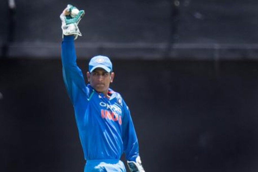 धोनीने हा प्रस्ताव पोस्टातून पाठवला आहे. क्रिडा विभाग हा प्रस्ताव राज्य शासनाकडे पाठवेल. यानंतर राज्य सरकारचं यावर अंतिम निर्णय घेईल. धोनीने हा प्रस्ताव पोस्टातून पाठवला आहे. क्रिडा विभाग हा प्रस्ताव राज्य शासनाकडे पाठवेल. यानंतर राज्य सरकारचं यावर अंतिम निर्णय घेईल.