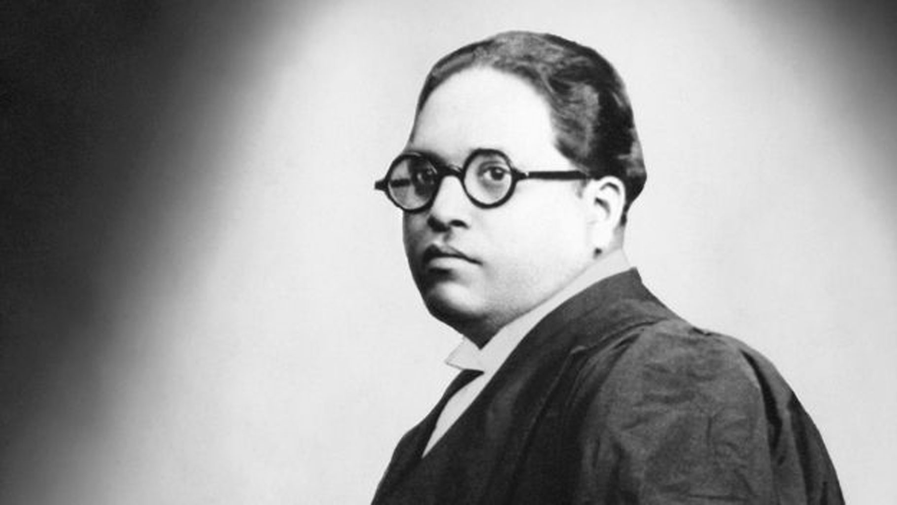 त्यांच्याबद्दल माहिती देणारी आजपर्यंत अनेक पुस्तक लिहिली गेली. आज आम्ही तुम्हाला त्यांच्या ५ विचारांबद्दल सांगणार आहोत. हे विचार घराघरात पोहोचावे यासाठी आंबेडकरांनी फार कष्ट घेतले. त्यांच्याबद्दल माहिती देणारी आजपर्यंत अनेक पुस्तक लिहिली गेली. आज आम्ही तुम्हाला त्यांच्या ५ विचारांबद्दल सांगणार आहोत. हे विचार घराघरात पोहोचावे यासाठी आंबेडकरांनी फार कष्ट घेतले.