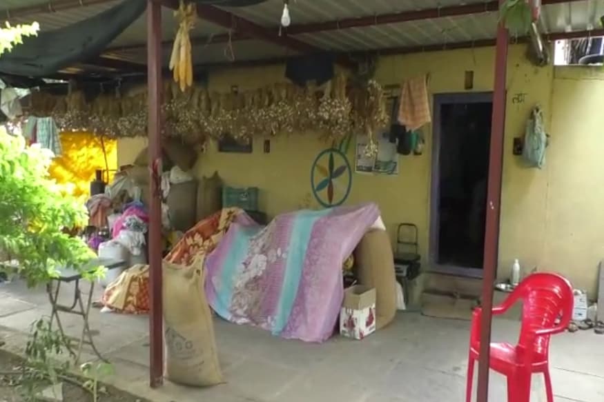 द्राक्ष आणि डाळिंबाचे मळे फुलवलेल्या या पतीपत्नीनं गेल्या 2 ते 4 वर्षांत दुष्काळासोबत मोठ्या तीव्रतेनं सामना केला. द्राक्ष आणि डाळिंबाचे मळे फुलवलेल्या या पतीपत्नीनं गेल्या 2 ते 4 वर्षांत दुष्काळासोबत मोठ्या तीव्रतेनं सामना केला.