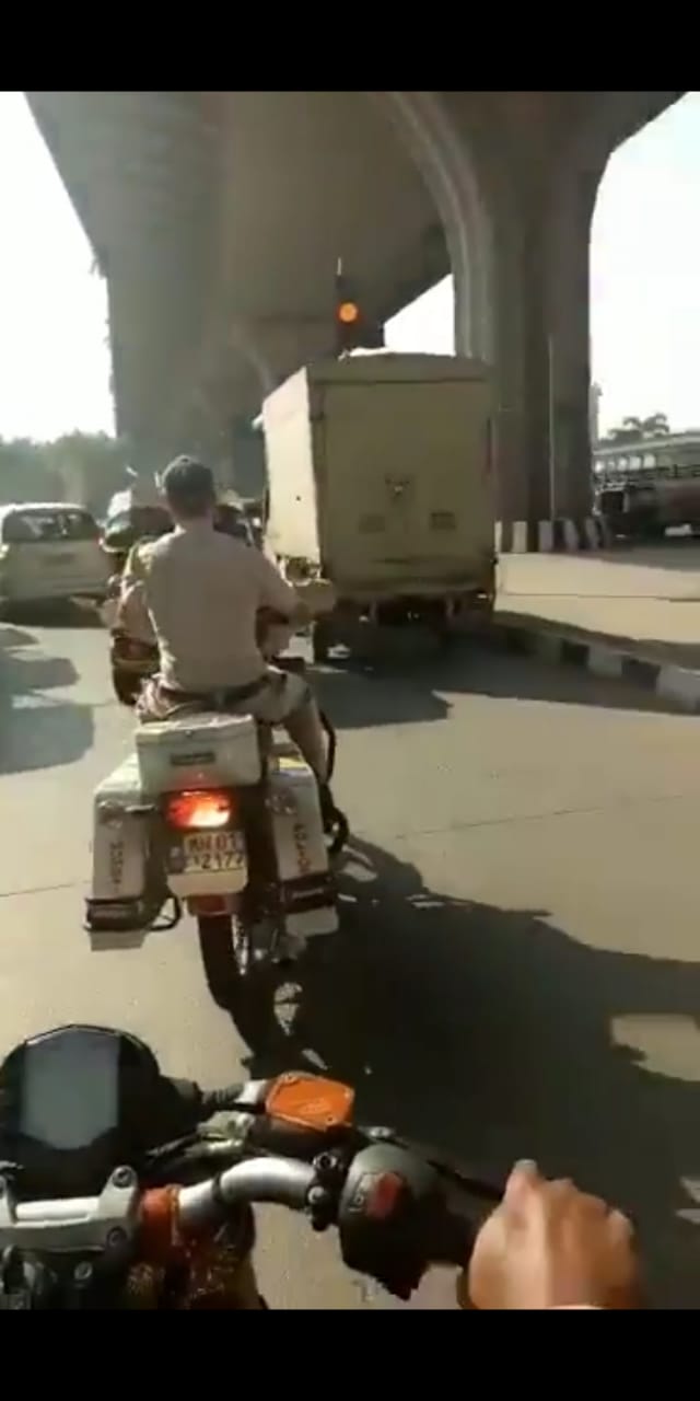 या प्रकरणाची मोठी चर्चा झाल्यानंतर मुंबई पोलिसांनी आता संबंधित पोलीस अधिकाऱ्यांच्या चौकशीचे आदेश दिले आहेत. या प्रकरणाची मोठी चर्चा झाल्यानंतर मुंबई पोलिसांनी आता संबंधित पोलीस अधिकाऱ्यांच्या चौकशीचे आदेश दिले आहेत.