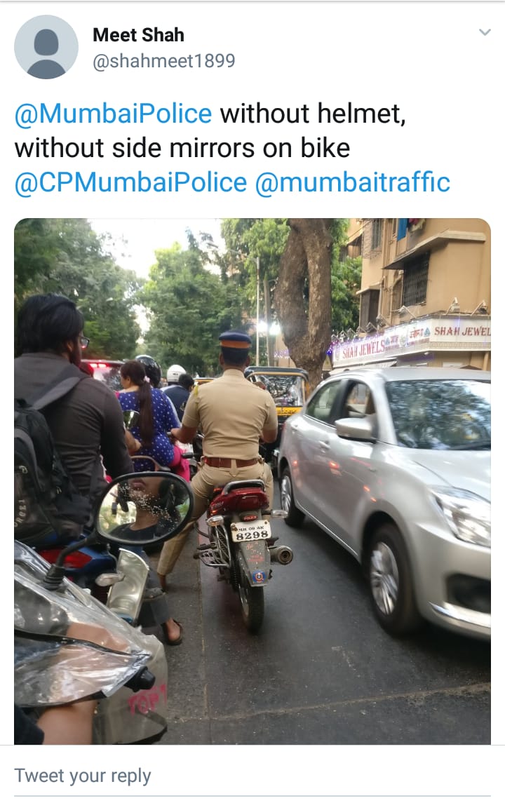 मुंबई पोलिसच जर ट्रॅफिकच्या नियमांचं उल्लंघन करत असतील तर सर्वसामान्य लोकांकडून काय अपेक्षा करणार असा सवाल निर्माण झाला आहे. कारण मुंबई पोलिसांच्या ट्विटर हँडलवर लोकांनी एक फोटो टाकलाय, ज्यामध्ये पोलिसच ट्रॅफिकच्या नियमांचं उल्लंघन करताना दिसत आहे. मुंबई पोलिसच जर ट्रॅफिकच्या नियमांचं उल्लंघन करत असतील तर सर्वसामान्य लोकांकडून काय अपेक्षा करणार असा सवाल निर्माण झाला आहे. कारण मुंबई पोलिसांच्या ट्विटर हँडलवर लोकांनी एक फोटो टाकलाय, ज्यामध्ये पोलिसच ट्रॅफिकच्या नियमांचं उल्लंघन करताना दिसत आहे.