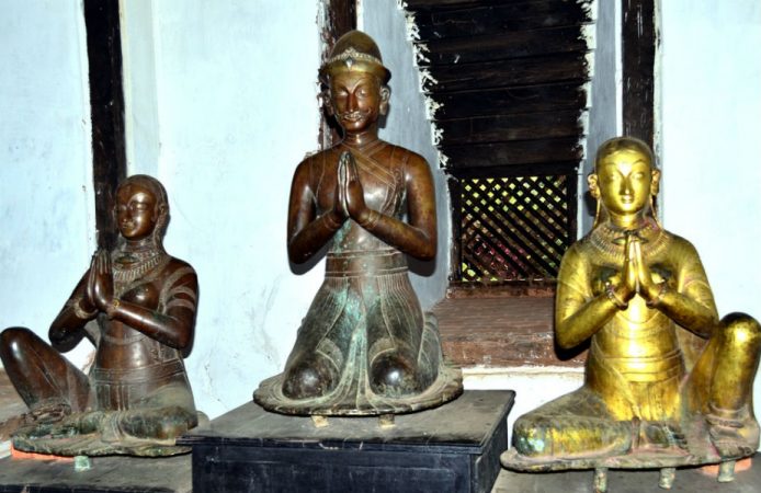 वास्तुनुसार, कधीही घराच्या उत्तर- पूर्व कोपऱ्यात जड मूर्ती ठेवू नये. यामुळेही घरात नकारात्मकता वाढते. वास्तुनुसार, कधीही घराच्या उत्तर- पूर्व कोपऱ्यात जड मूर्ती ठेवू नये. यामुळेही घरात नकारात्मकता वाढते.